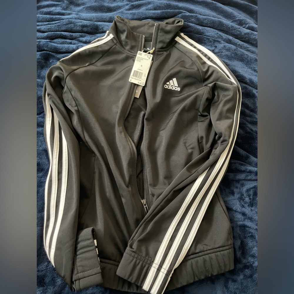ADIDAS JACKET SIZE SMALL - TINY SNAG ON FRONT LEFT SIDE